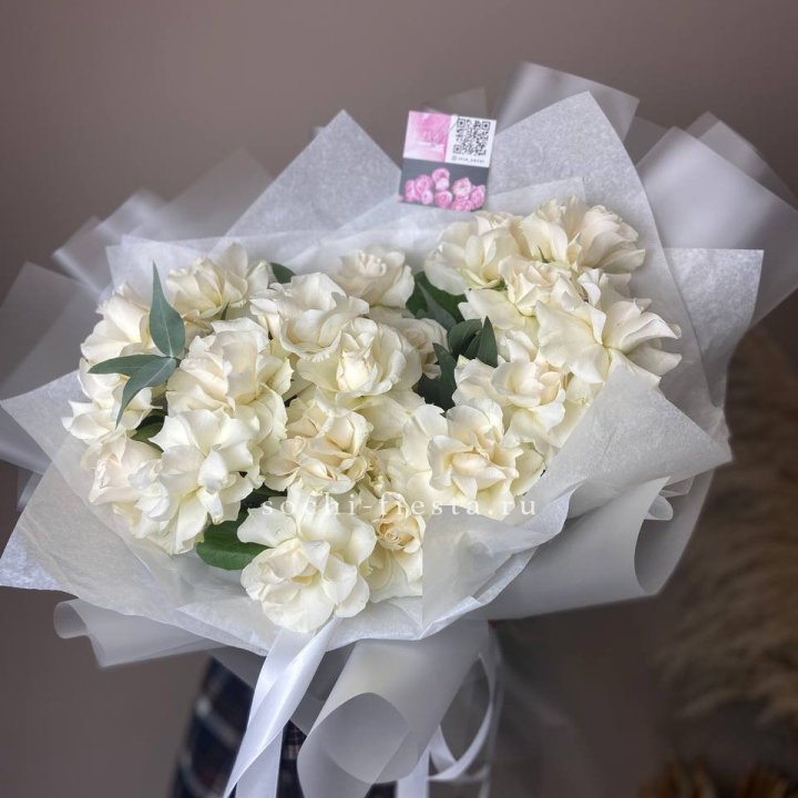 21 французских роз с эвкалиптом в Липецке