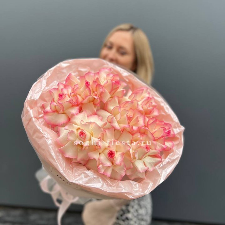 9 французских роз Джумилия в нежном оформлении в Липецке