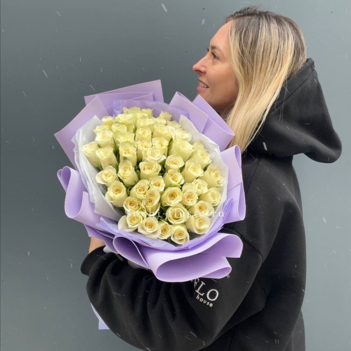51 белая кенийская роза в оформлении в Липецке