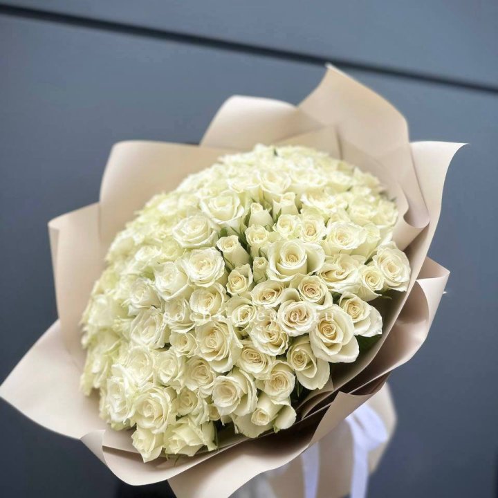 101 белая роза Атена в Липецке