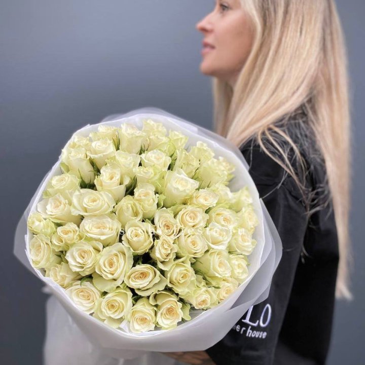 Воздушный букет из 51 белой кенийской розы в Липецке