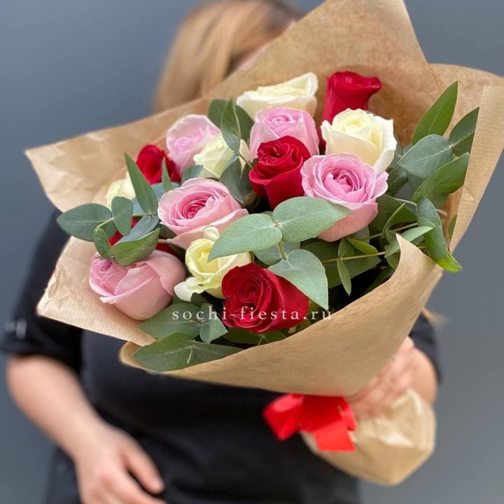 Букет из 15 роз с эвкалиптом в Липецке