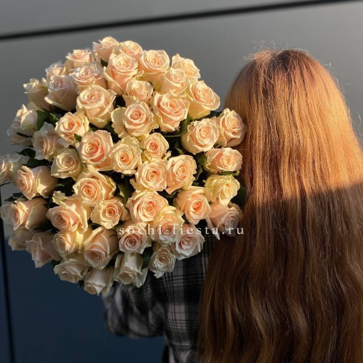 Охапка кремовых роз в Липецке