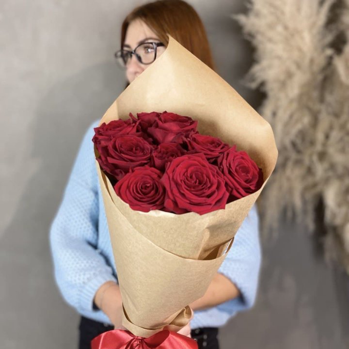 9 красных роз в крафте в Липецке