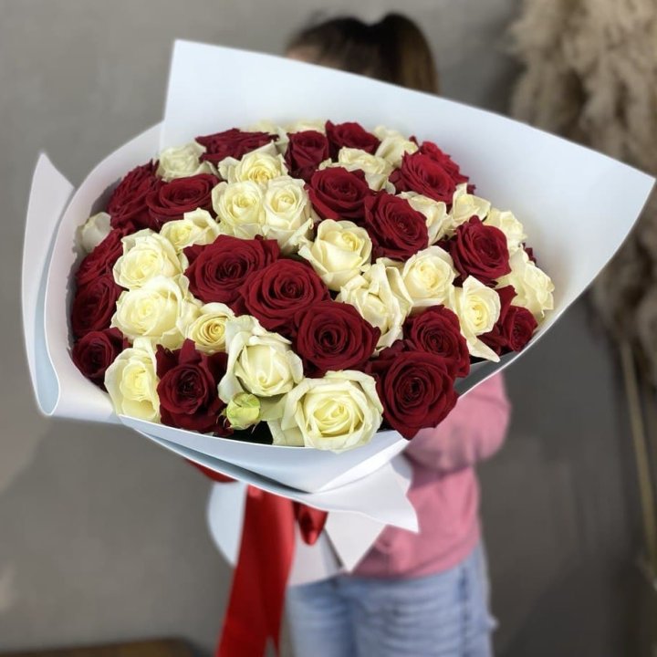 51 красная и белая роза в Липецке