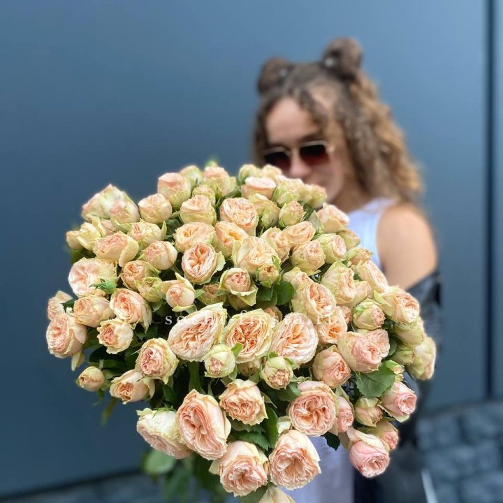 25 пионовидных роз в Липецке