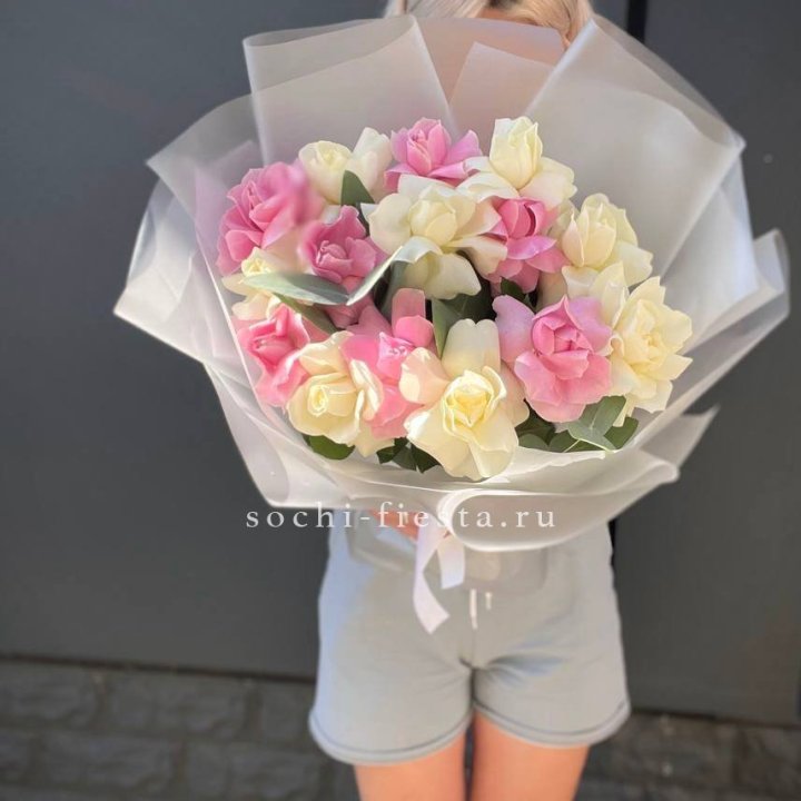 15 бело-розовых роз в Липецке