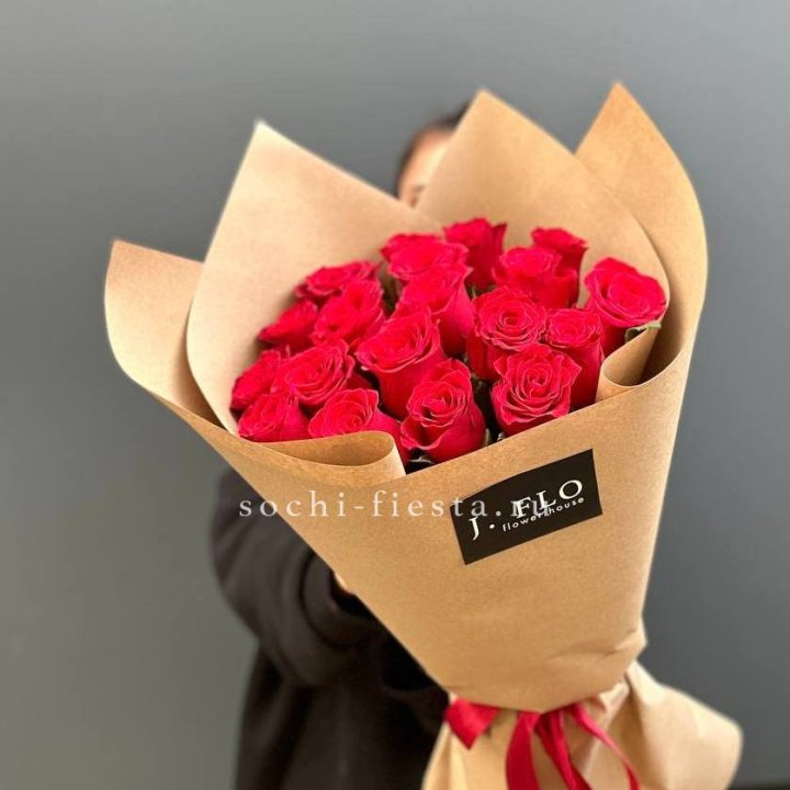 19 красных роз в крафте в Липецке