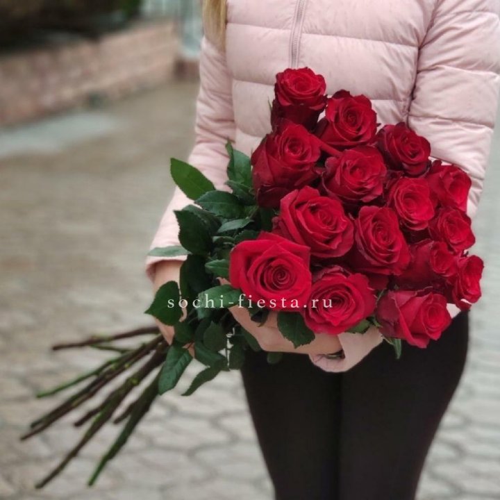 15 высоких красных роз в Липецке