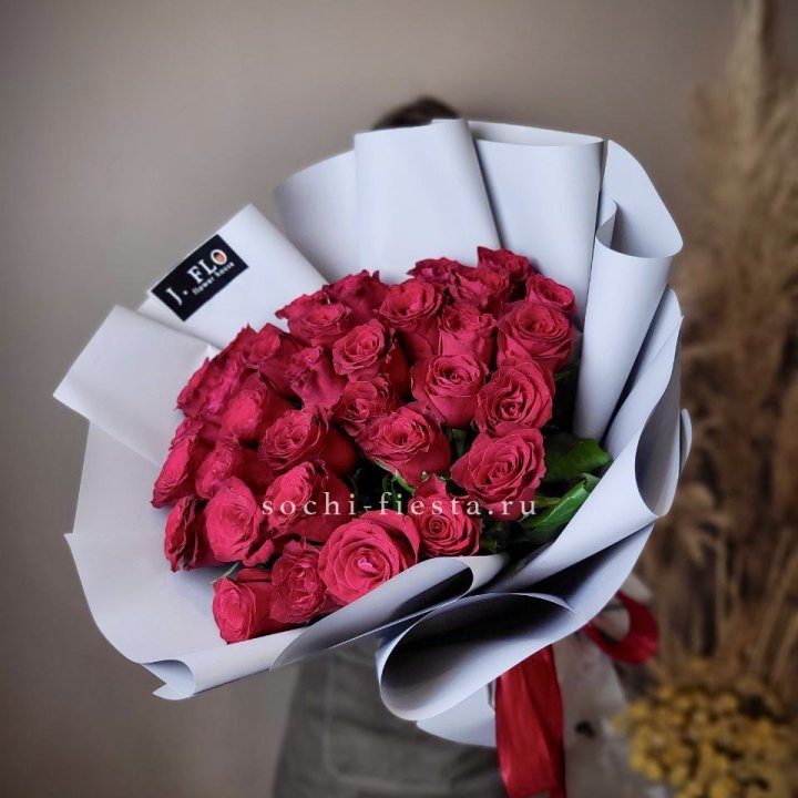 Красные розы 33 шт в Липецке