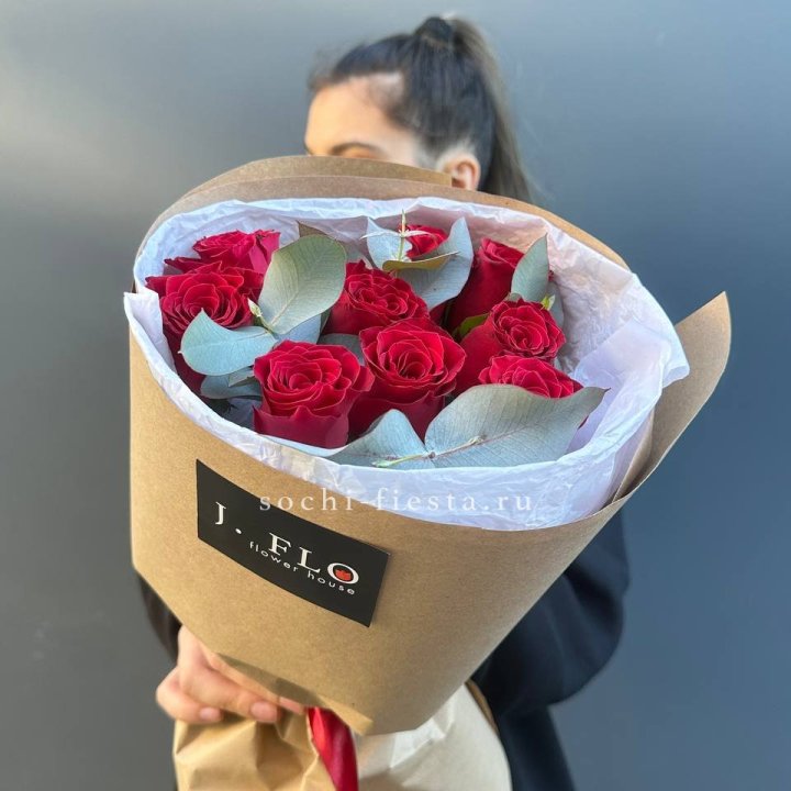 9 роз с эвкалиптом в Липецке