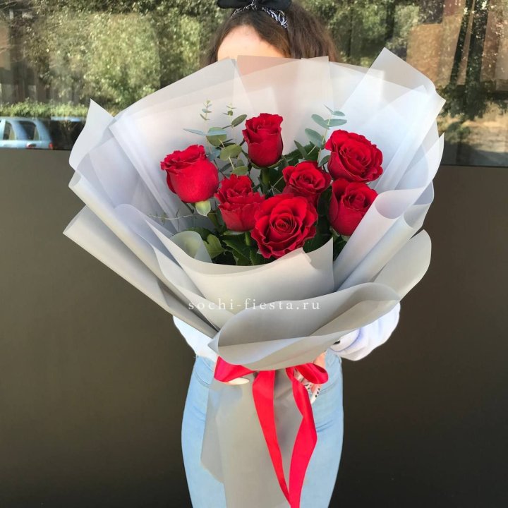 7 красных роз с эвкалиптом  в Липецке