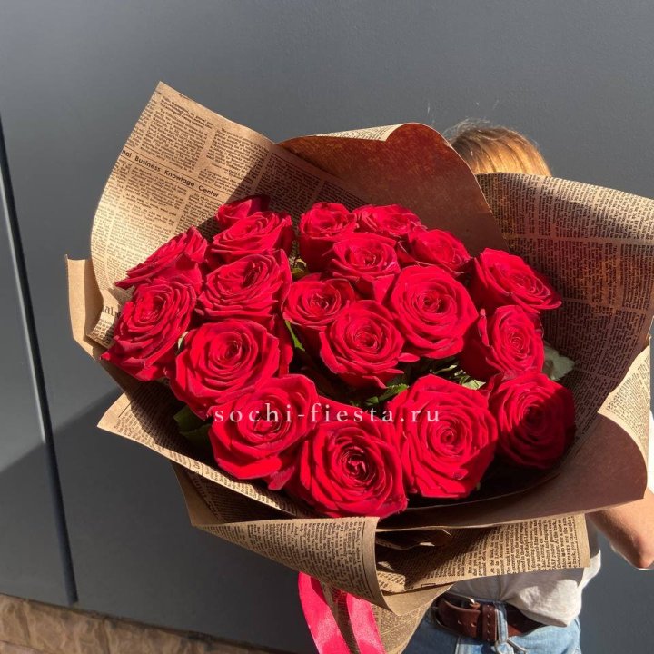 19 красных роз Леди Крафт в Липецке