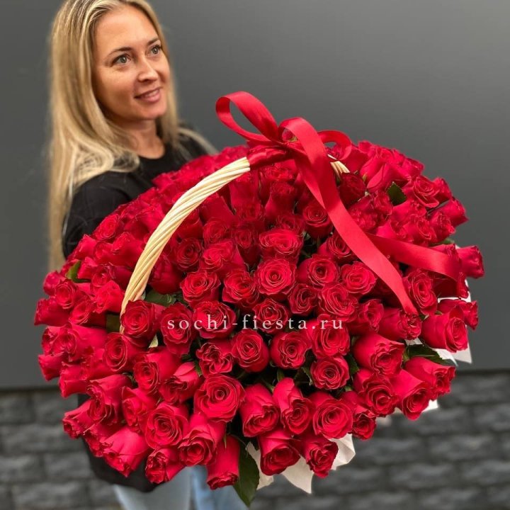 151 красная  роза в корзине в Липецке