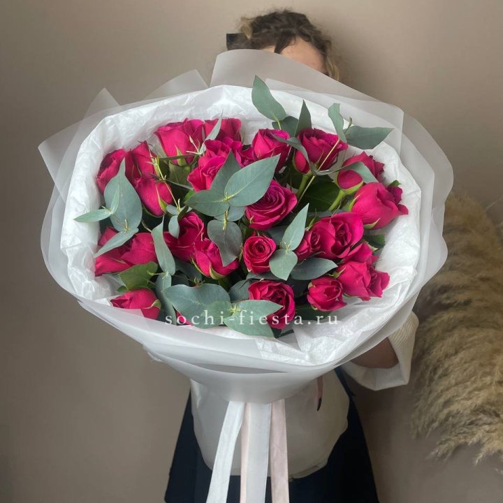 25 малиновых роз с эвкалиптом в Липецке