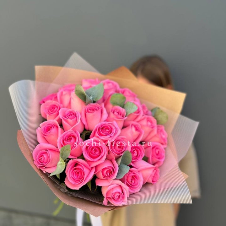 31 розовая роза с эвкалиптом в Липецке