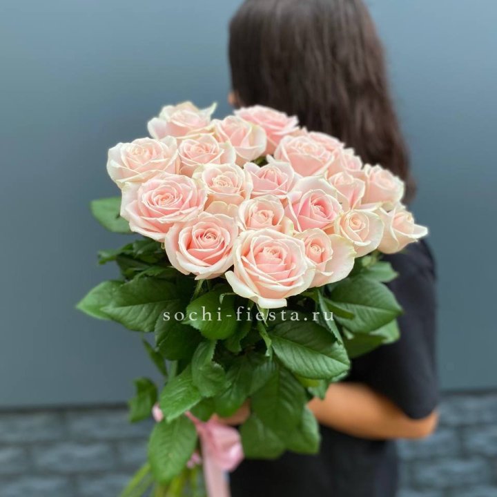 Высокие розовые розы в Липецке