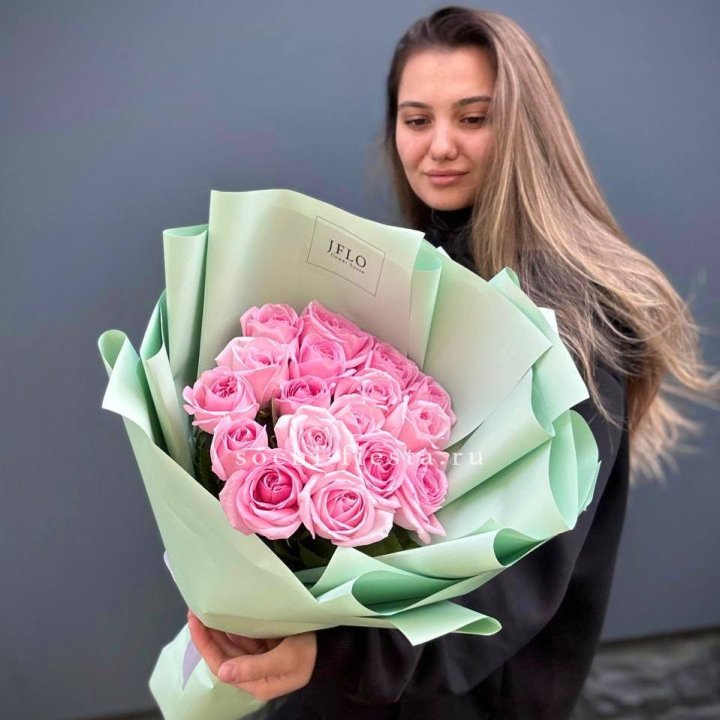 17 розовых роз в Липецке