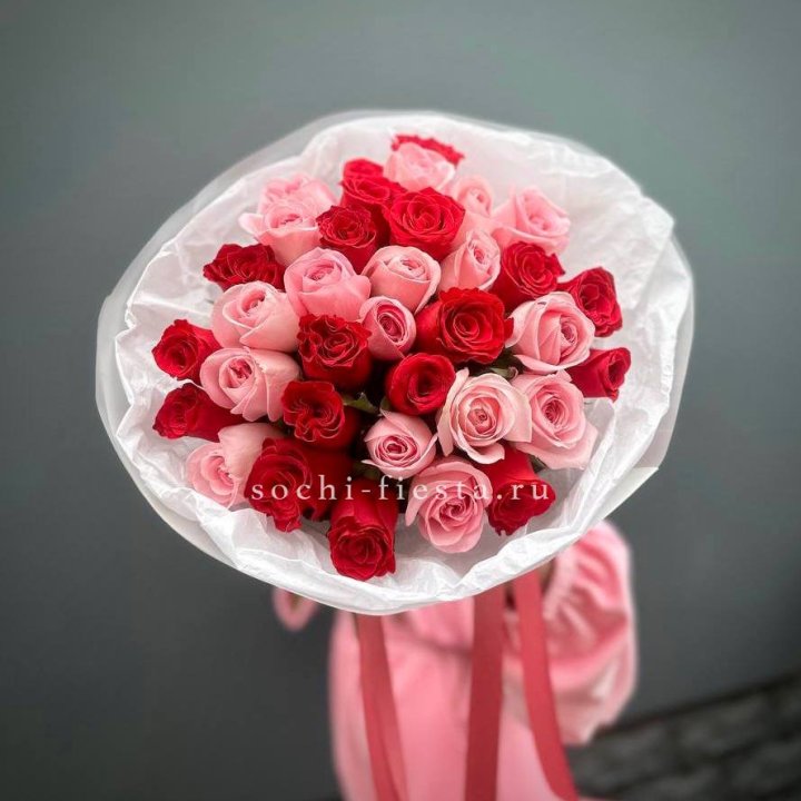 Букет красных и розовых 35 роз в Липецке