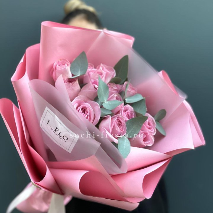 15 Розовых роз с эвкалиптом в Липецке