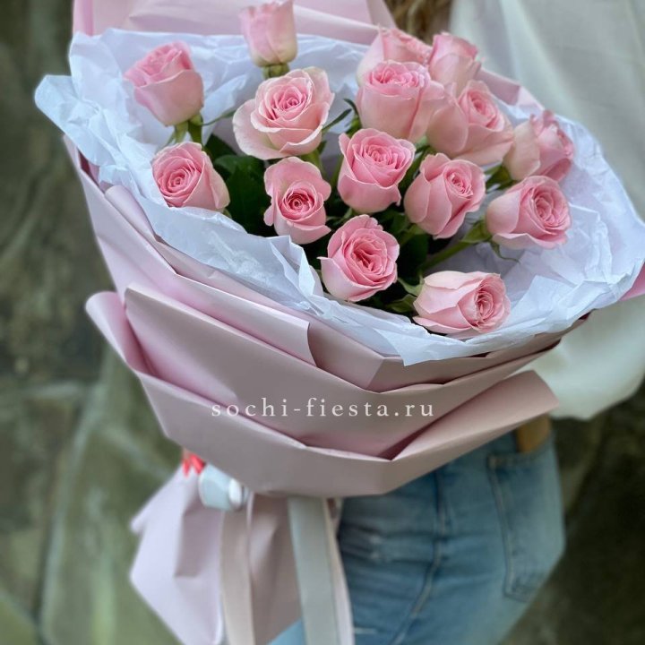 Розовые розы в авторском оформлении в Липецке