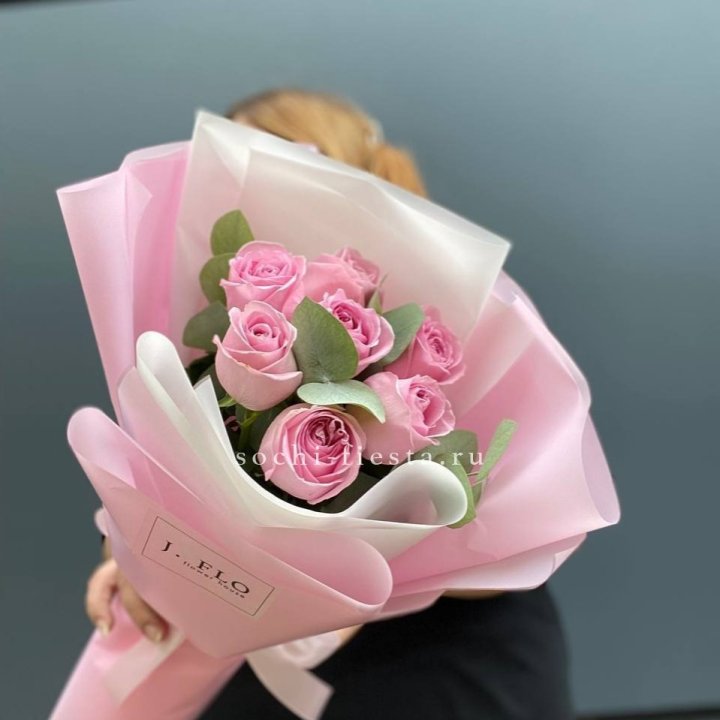 7 розовых роз с эвкалиптом в Липецке
