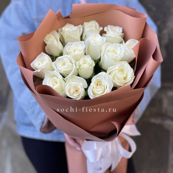 15 белых роз сиена в Липецке