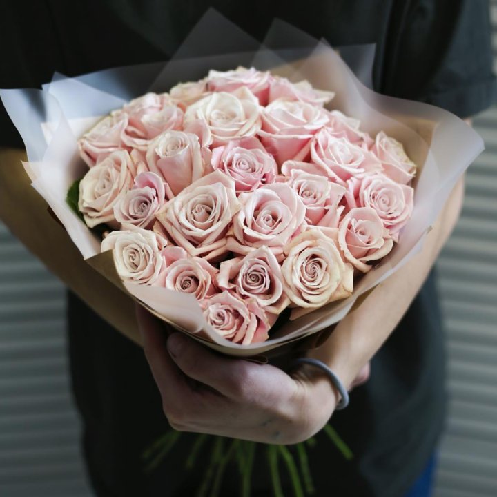 27 кремовых роз в Липецке