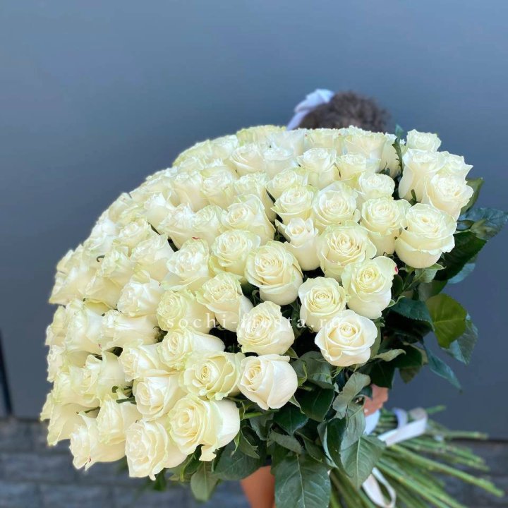 101 белая высокая роза в Липецке