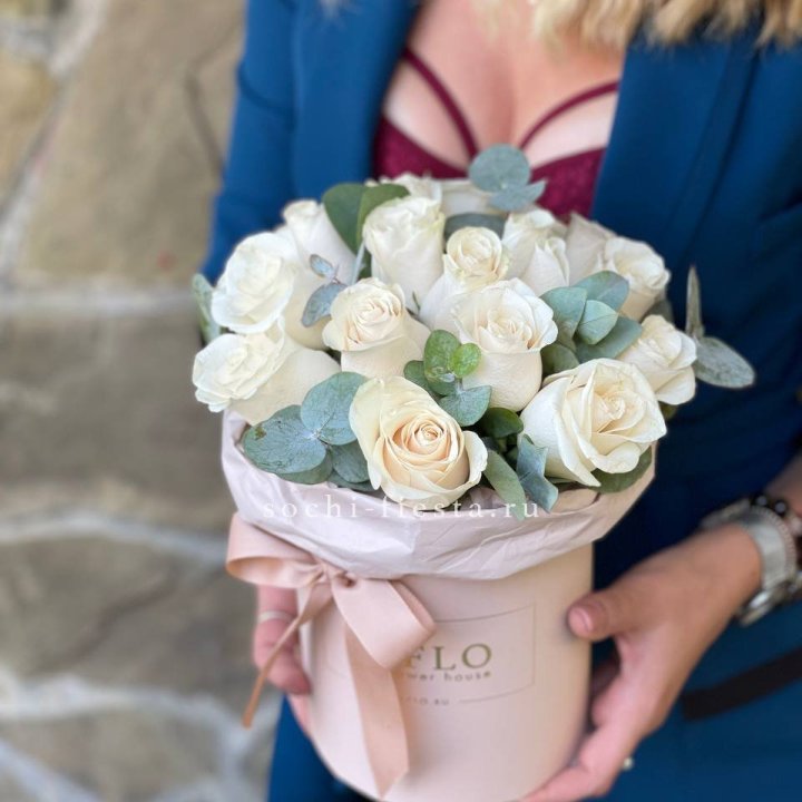 Цилиндр из белых роз в Липецке