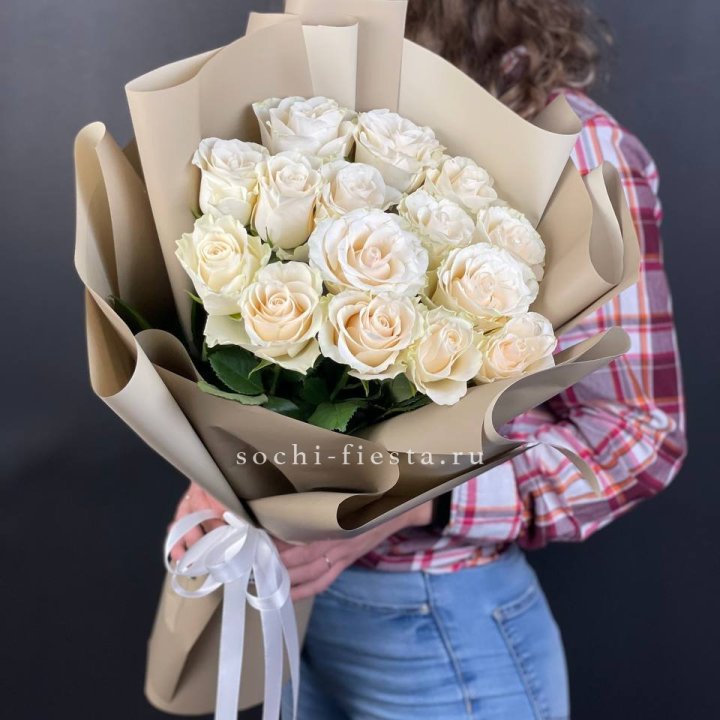 15 белых роз кофе в Липецке