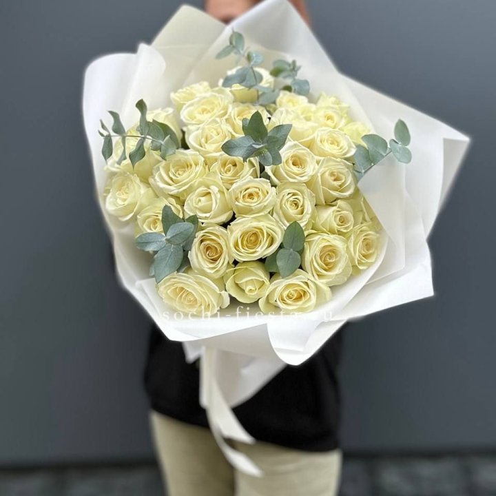 31 белая роза с эвкалиптом в Липецке