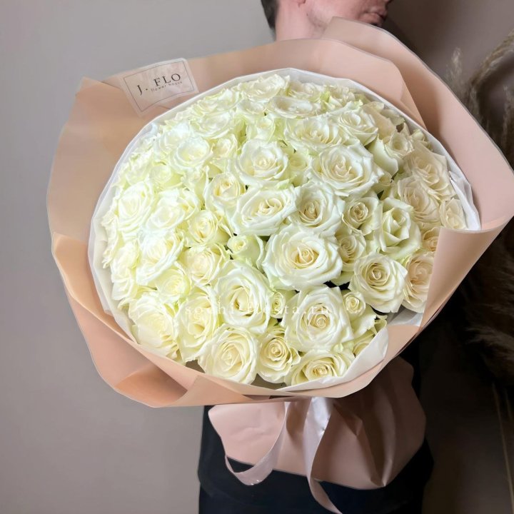 51 белая  роза в оформлении в Липецке