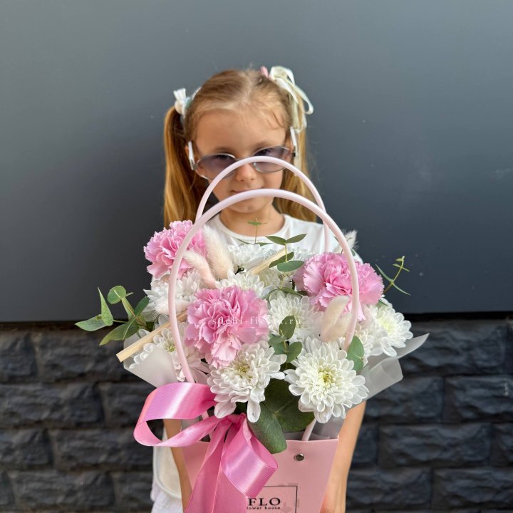 Сумочка из стойких хризантем и диантуса в Липецке