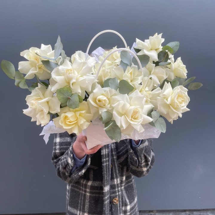 15 белых роз в сумочке в Липецке