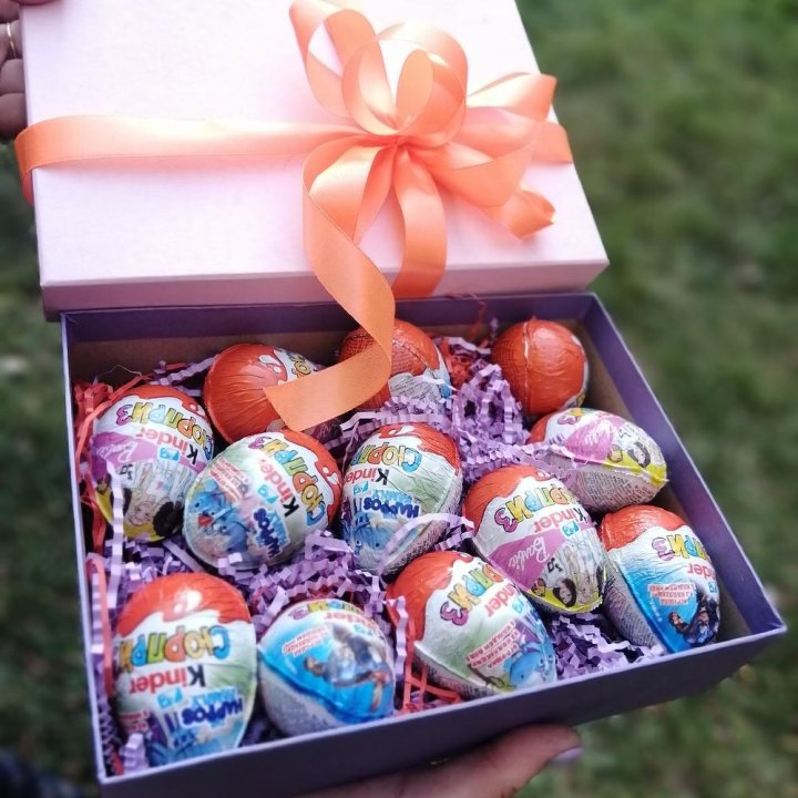 Коробка с киндерами в Липецке