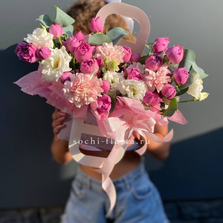 Сумочка с кустовой розой и диантусами в Липецке