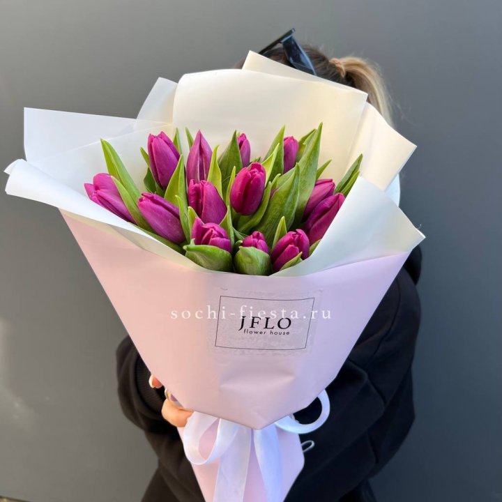 15 пурпурных тюльпанов в Липецке