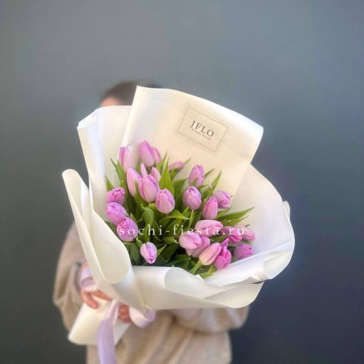 25 сиреневых тюльпанов в Липецке