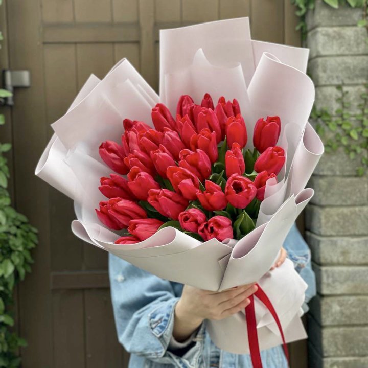 35 красных тюльпанов в Липецке